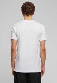 Mister Tee PUSHIN  - Triko s potiskem - white