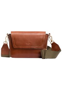 Borsa a tracolla in pelle marrone con chiusura a pattina, accessori in oro e una tracolla regolabile con un motivo nei toni del nero e oro.