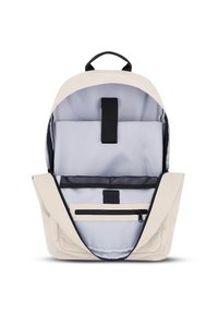 Sac à dos avec extérieur beige, ouvert pour montrer l'intérieur gris clair, poignée supérieure, poche en filet, compartiment zippé et sangle noire à l'intérieur.