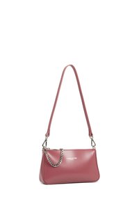 Borsa a tracolla in pelle rosa con una texture liscia, forma rettangolare, dettaglio in catena di tonalità argento e tracolla regolabile. Logo del marchio visibile sul fronte.