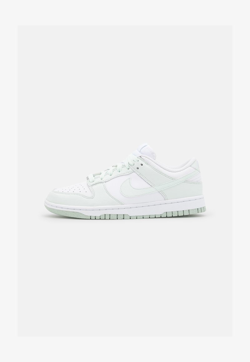 Weiße Leder-Sneaker mit mintgrünen Akzenten, Perforationen an der Zehenpartie und einer strukturierten Sohle verfügen über ein klassisches Low-Top-Design.