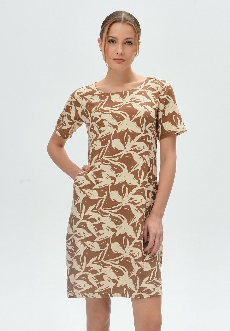 Kurzarmkleid aus braunem Stoff mit einem weißen Blumenmuster. Lässiger Schnitt mit quadratischem Ausschnitt und Seitentaschen.