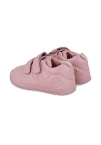 Zapatillas infantiles rosas con un acabado de cuero mate y suave, que cuentan con dos tiras de velcro ajustables y una suela de goma flexible.