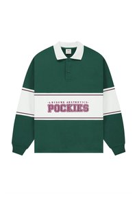 Grønn polotrøye med lange ermer og hvit krage, med en fet "POCKIES"-logo i lilla på et hvitt bånd over brystet.