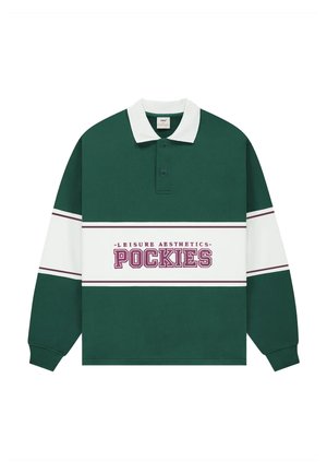 Zelená polokošile s dlouhým rukávem a bílým límečkem, s výrazným logem "POCKIES" ve fialové barvě na bílé pásce přes hruď.