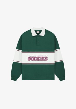 Grünes langärmeliges Poloshirt mit weißem Kragen, auf der Brust ein auffälliges "POCKIES"-Logo in Lila auf einem weißen Streifen.