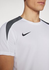 Nike Performance STRIKE TOP - Spordi T-särk - white/iron grey/black