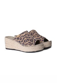 Sandalias de cuña con estampado de leopardo y puntera abierta, con un tacón envuelto en yute y un upper de tela texturizada.