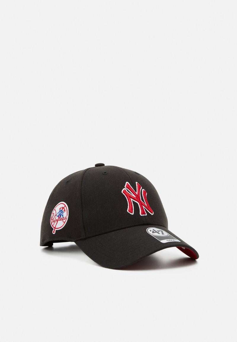 Gorra de béisbol negra con visera curva, logotipo bordado en rojo de los New York Yankees y parche lateral del logotipo. Hecha de tela con una textura suave.