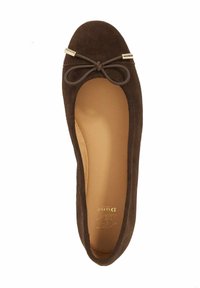 Bordeaux su�ède ballet flats met een afgeronde neus, strikaccent en metallic details aan de voorkant. Glad interieur en minimalistisch ontwerp.