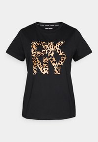 T-shirt in cotone nero con un grande logo "DKNY" in stampa leopardata al centro. Il design include un classico collo rotondo e maniche corte.
