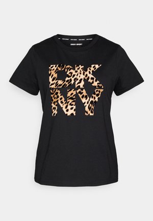 T-shirt in cotone nero con un grande logo "DKNY" in stampa leopardata al centro. Il design include un classico collo rotondo e maniche corte.