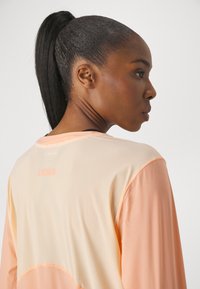 HOKA AIROLITE RUN LONG SLEEVE - Pikkade varrukatega topp - papaya
