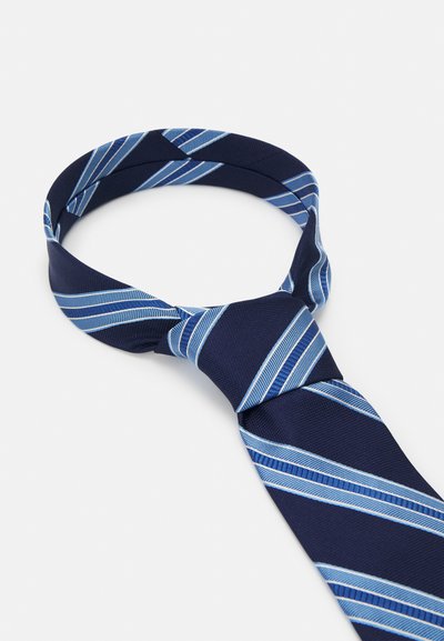 Cravate bleu marine avec des motifs rayés entrecroisés en bleu clair. Fabriquée en tissu texturé, elle présente un nœud standard au centre.