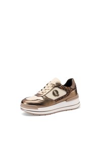 Sneaker metallico oro e beige con accento in stampa leopardata testurizzata, dettaglio con logo rotondo e suola piatta bianca. Design con lacci e supporto alla caviglia.