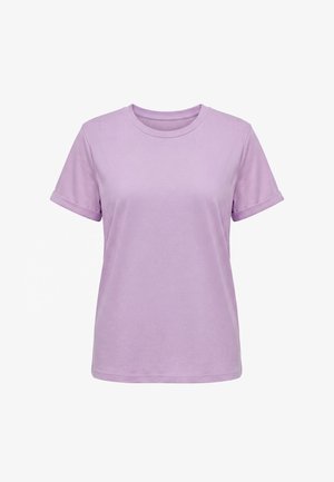 Lawendowy bawełniany t-shirt z krótkim rękawem, z podwiniętymi mankietami i okrągłym dekoltem, pokazany na białym tle.