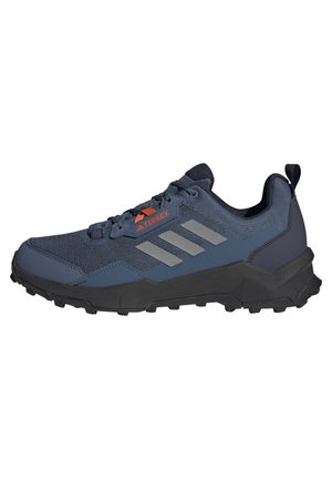 Donkerblauwe Adidas Terrex wandelschoen met zwarte zool, grijze strepen, oranje logo en robuust profiel voor buitensporen.