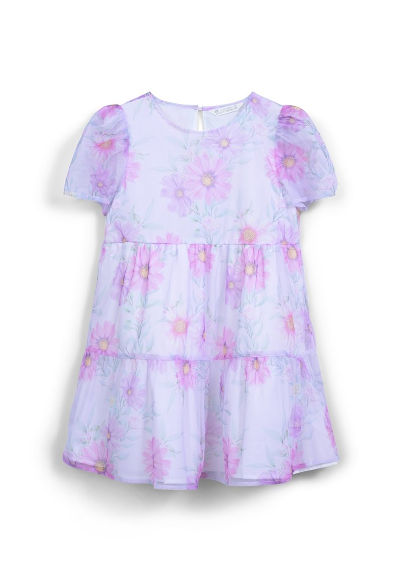 Robe lilas avec de courtes manches bouffantes, design à étages et motif floral en rose et jaune. Fabriquée en tissu léger et transparent.