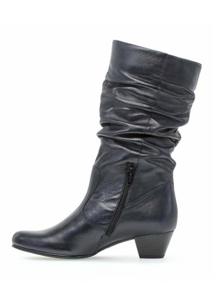 Botte noire en cuir mi-mollet avec tige décontractée, fermeture éclair latérale, bout arrondi et petit talon empilé.