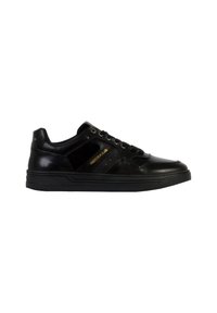 Sneaker in pelle nera con accentuazioni perforate, punta rotonda, design con lacci e suola in gomma. Presenta un marchio dorato metallico sul lato.