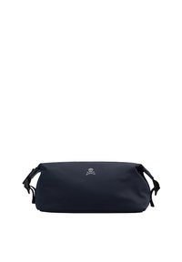 Bolsa de mano de color azul marino, fabricada con material suave, de forma redondeada y con cierre de cremallera, que presenta un logo de calavera y huesos cruzados en plata en la parte frontal.