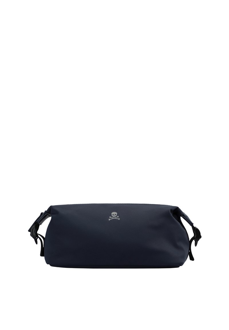 Bolsa de mano de color azul marino, fabricada con material suave, de forma redondeada y con cierre de cremallera, que presenta un logo de calavera y huesos cruzados en plata en la parte frontal.