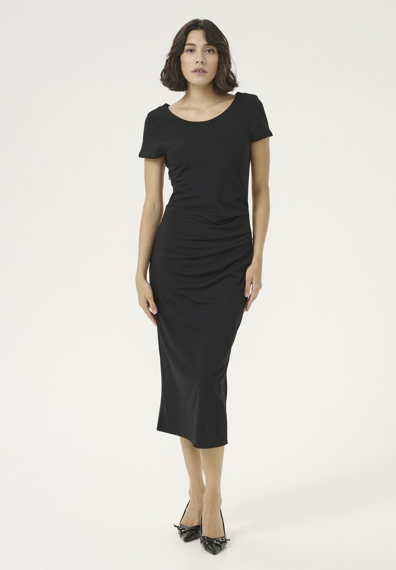 Robe midi noire, ajustée avec des manches courtes et un col rond, mettant en avant un ruché sur les côtés pour ajouter de la texture et un fini en tissu lisse.