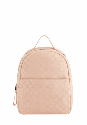 Sac à dos rose clair en matériau texturé, ayant une forme arrondie, une fermeture éclair, une poche avant et une poignée en boucle sur le dessus.