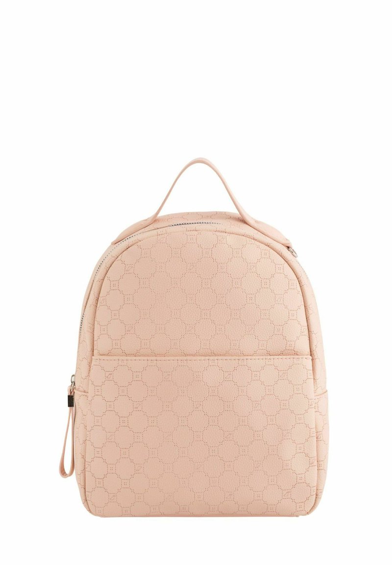 Sac à dos rose clair en matériau texturé, ayant une forme arrondie, une fermeture éclair, une poche avant et une poignée en boucle sur le dessus.