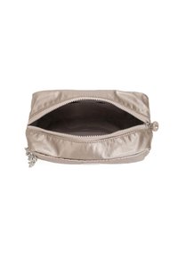 Zip-top taske lavet af skinnende beige stof. Har en glat tekstur og en metal lynlås. Rummeligt indre uden yderligere lommer.