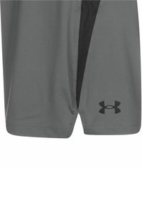 Pantalones cortos deportivos grises con una abertura lateral, con un forro de malla negra y un pequeño logo negro en el dobladillo inferior. Textura de tela suave.