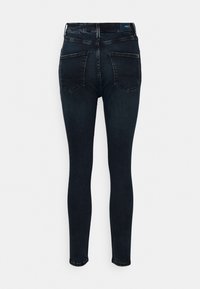 Jeans skinnies em denim lavado escuro, com uma cintura alta, design de cinco bolsos e costuras subtis nas bolsas traseiras.