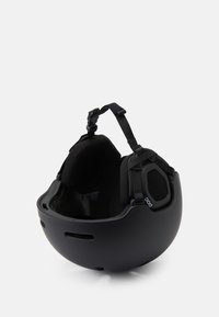 Schwarzer Helm mit mattierter, glatter Oberfläche, Innenpolsterung, verstellbaren Riemen und Belüftungsöffnungen an den Seiten für Komfort und Atmungsaktivität.