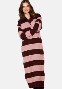 Abito lungo a righe con strisce bordeaux e rosa, dal texture morbido e dal fit rilassato, accentuato da un dettaglio a striscia dorata.