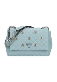 Borsa a tracolla trapuntata azzurro chiaro con catena argentata, decorata con ornamenti floreali e un logo triangolare. Texture liscia, forma strutturata.