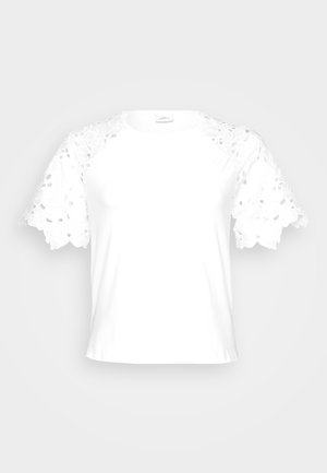 Valge T-särk dekoratiivsete pitsi varrukatega, millel on lihtne ja puhas disain ning ümmargune kaelus.