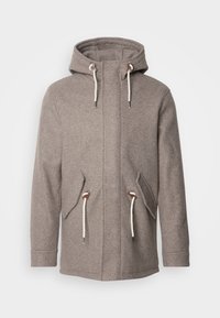 Manteau d'hiver gris à capuche avec poches à rabat à l'avant, cordons blancs et fermeture avant cachée, présenté sur un fond blanc.