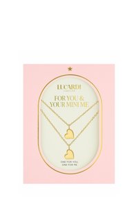 Gouden hartkettingen op delicate kettingen, gepresenteerd in een roze rechthoekige doos met een witte binnenzijde en gouden accenten.