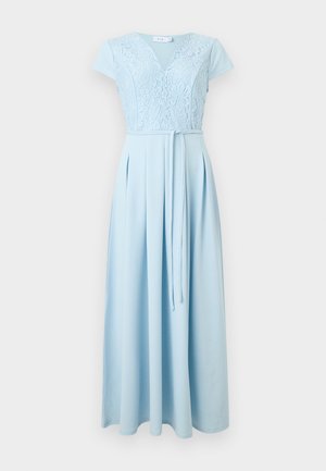 Gaiši zila maksi kleita ar īsām piedurknēm, mežģīņu ziedu korseti, V veida izgriezumu, krokotu svārku un plānu jostas jostu.