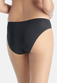 Svart bikiniunderdel tillverkad av ett slätt tyg, med högskuren bendesign och sömlös finish utan synlig hårdvara eller mönster.