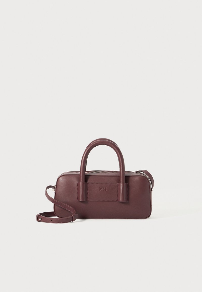 Burgunderfarget lærveske med doble korte håndtak, avtagbar skulderreim, glidelås lukking og preget initialer på forsiden.