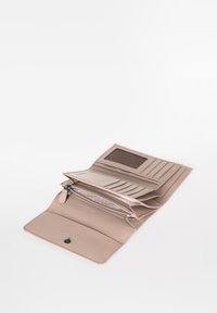 Beige portemonnee met een gestructureerd oppervlak, meerdere kaartsleuven, een doorzichtig ID-venster en een ritsvak, die zich opent om een ruime binnenkant te onthullen.