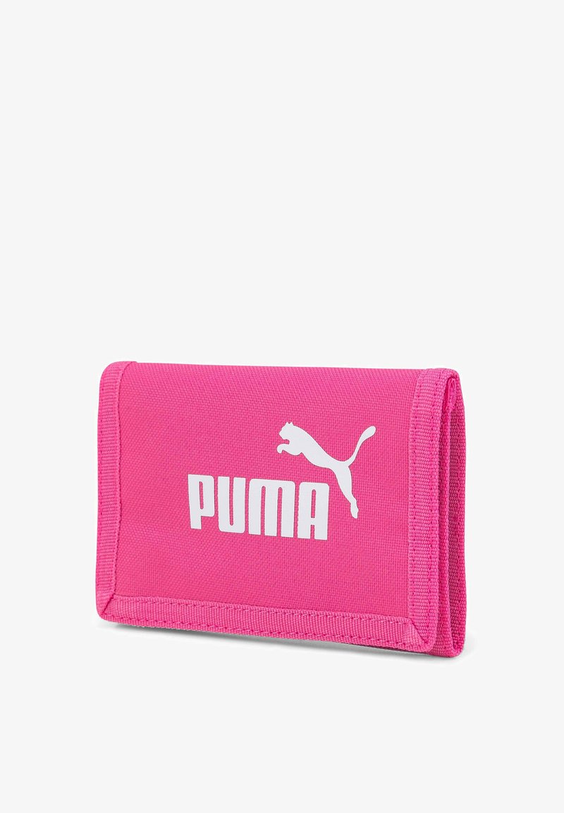 Billetera de tela rosa con diseño de plegado, que presenta un logotipo de Puma en blanco y detalles de costura. Forma compacta y rectangular.