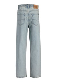 Jean bleu clair droit avec poches arrière et un patch en cuir marron « Jack & Jones » sur la ceinture.