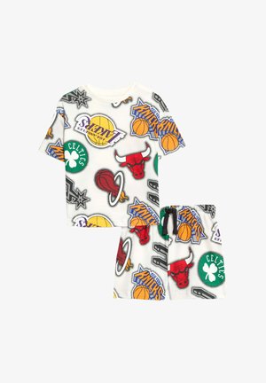 Kinder pyjama's met basketbalthema, gemaakt van zacht materiaal. Het shirt met korte mouwen en de shorts hebben heldere teamlogo's in verschillende kleuren op een witte achtergrond.