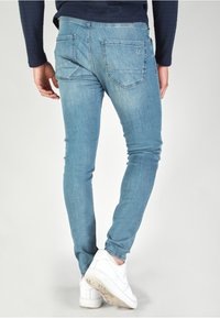Ljust blå skinny jeans i denim, med en urtvättad effekt, två bakfickor och en liten logotyp på den högra fickan.
