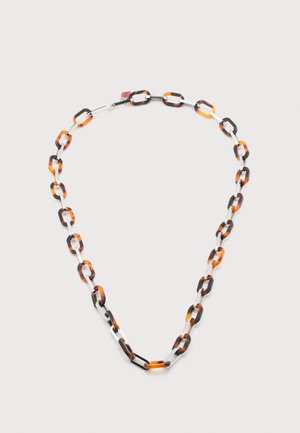 Ketting met afwisselend rechthoekige schakels met schildpadpatroon en zilveren ovale schakels, plat neergelegd op een witte achtergrond.