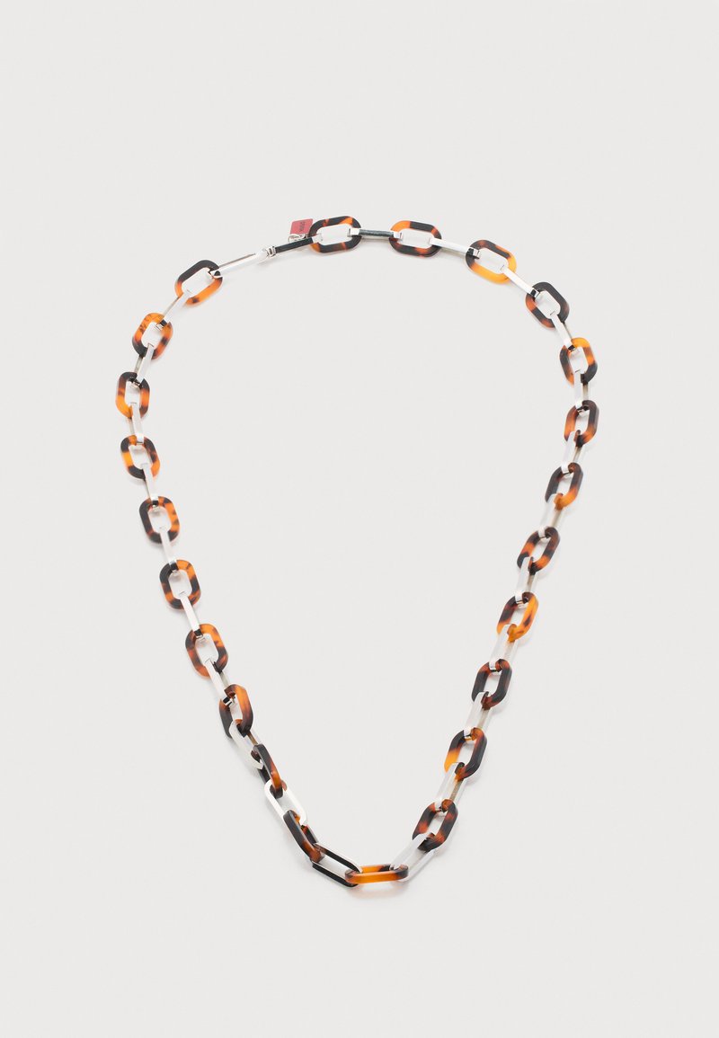 Κολιέ με εναλλασσόμενους ορθογώνιους κρίκους με σχέδιο χελώνας και ασημένιους οβάλ κρίκους, τοποθετημένο επίπεδα σε λευκό φόντο.