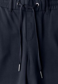 Marinblå shorts i lättviktsmaterial, med elastisk midja, dragsko och sidofickor.