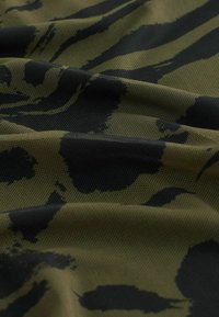Vybráno, khaki green animal print